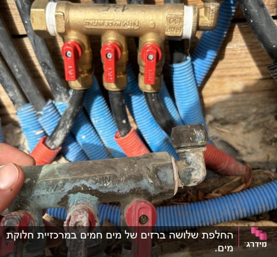 שסתומים עם ידיות אדומות וצינורות שחורים